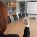كيفية عرض شاشة الهاتف المحمول على الحائط بدون جهاز عرض