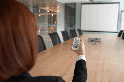 كيفية عرض شاشة الهاتف المحمول على الحائط بدون جهاز عرض